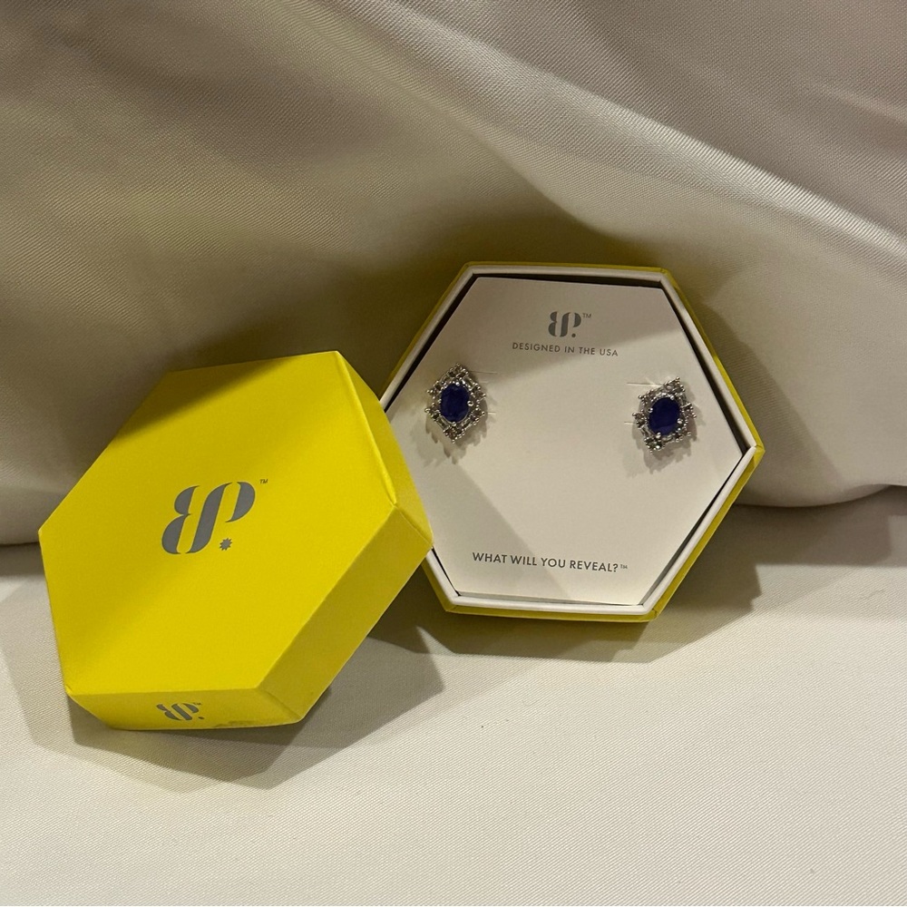 Bomb Party's original collection earrings "steal me away"
